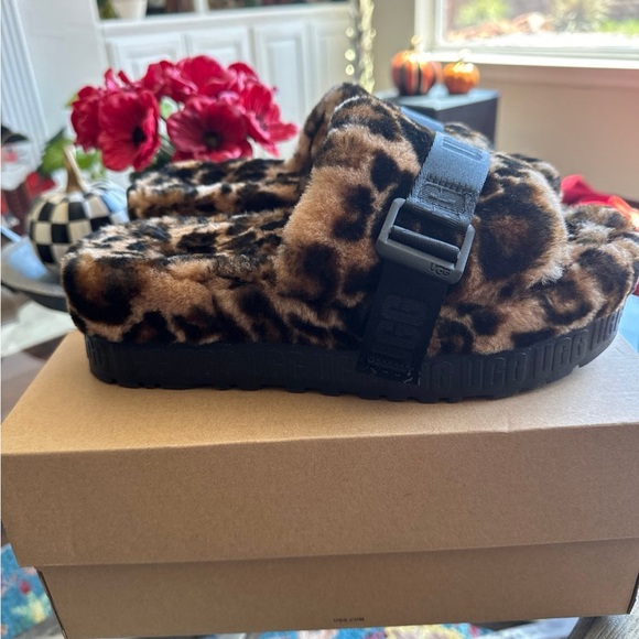 Ugg fluffita Panther Print Platform Slippers - Picture 5 of 9